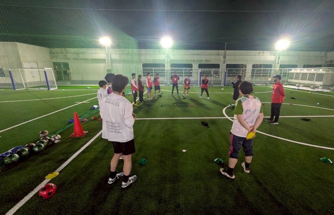 大人のビジネスサッカースクールの練習の様子